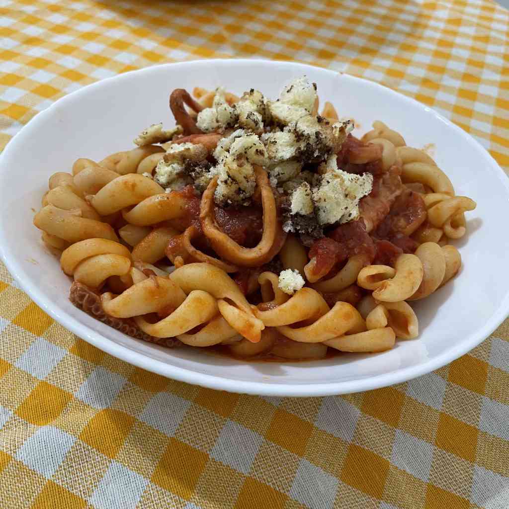 Pasta con moscardini e pomodoro