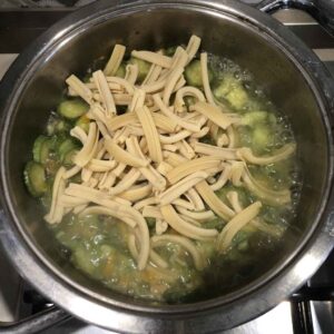 Pasta con funghi e zucchine - Caffè Cannella